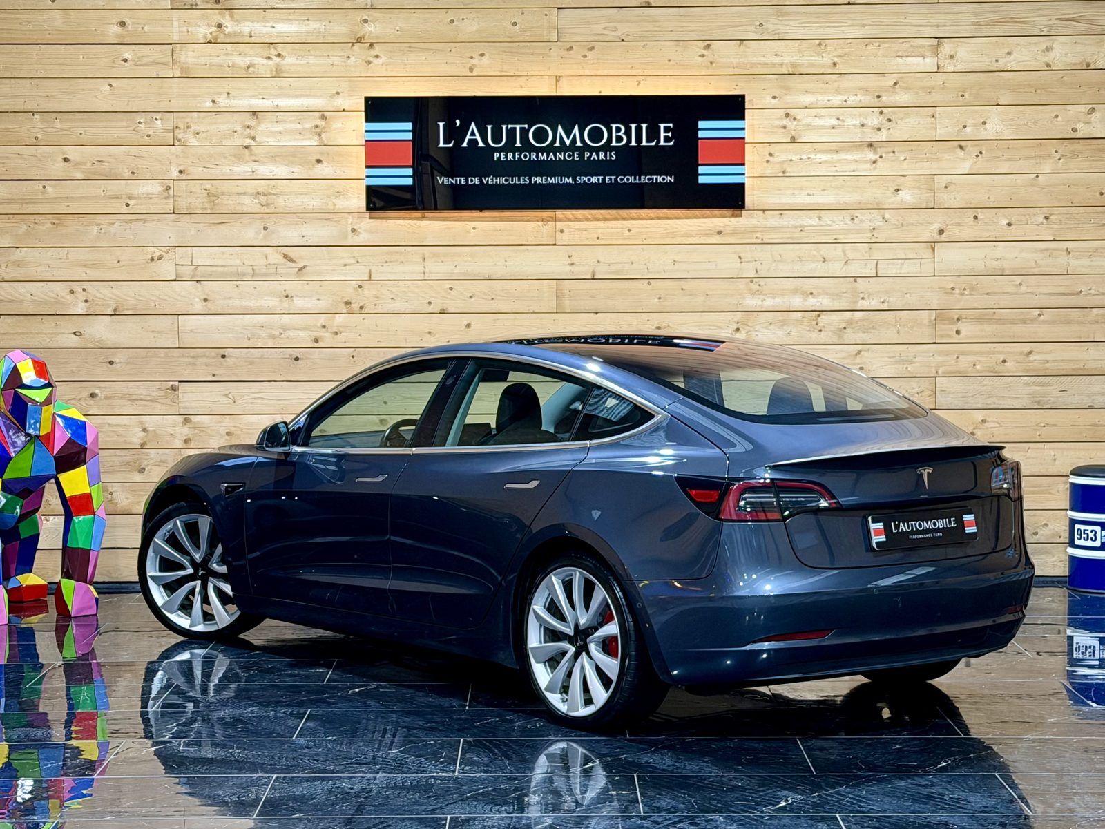 Tesla Model 3 — vue trois-quarts